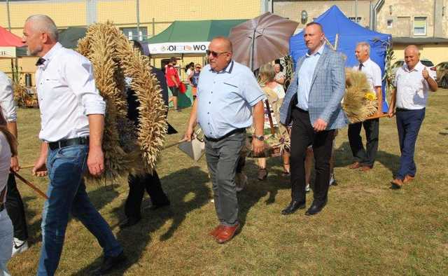 [FOTO] Mieszkańcy Gniewkowa podziękowali za tegoroczne plony