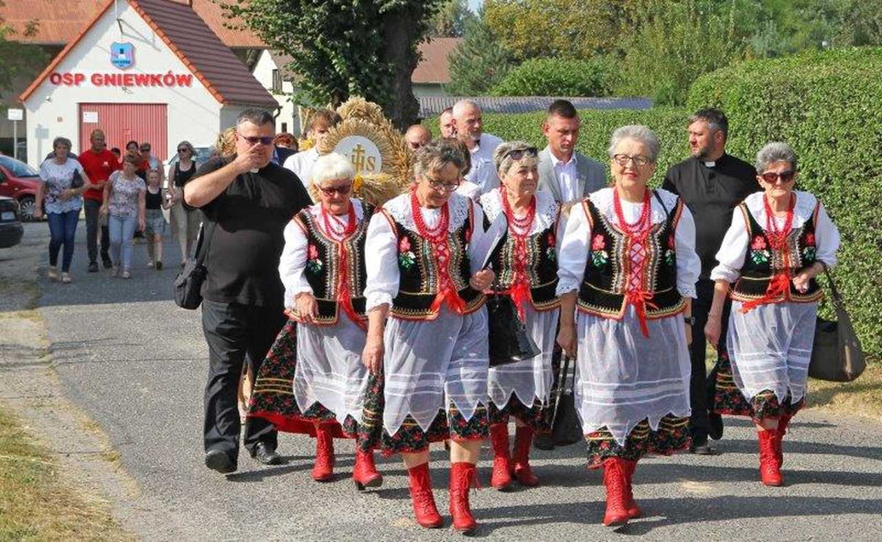 [FOTO] Mieszkańcy Gniewkowa podziękowali za tegoroczne plony