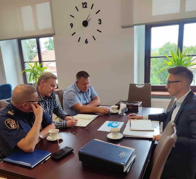 Deszcz, worki i piasek. Mieszkańcy powiatu świdnickiego z niepokojem patrzą w niebo