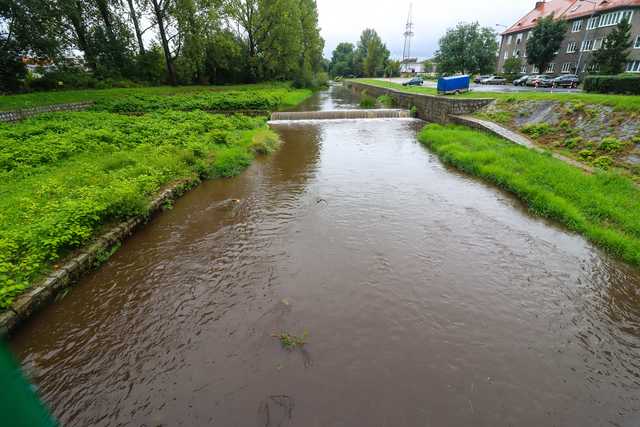 Deszcz, worki i piasek. Mieszkańcy powiatu świdnickiego z niepokojem patrzą w niebo