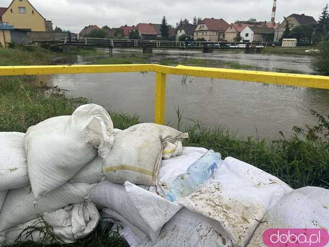 [FOTO, VIDEO] Pszenno walczy ze skutkami ulewy. Ochotnicy rozkładają worki z piaskiem