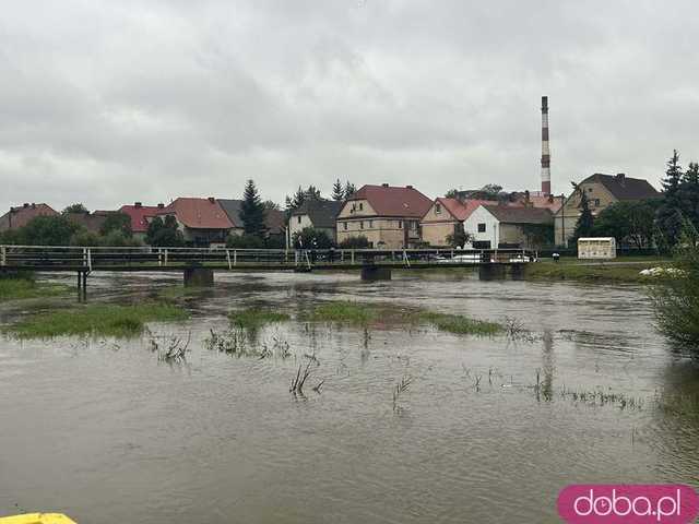 [FOTO, VIDEO] Pszenno walczy ze skutkami ulewy. Ochotnicy rozkładają worki z piaskiem