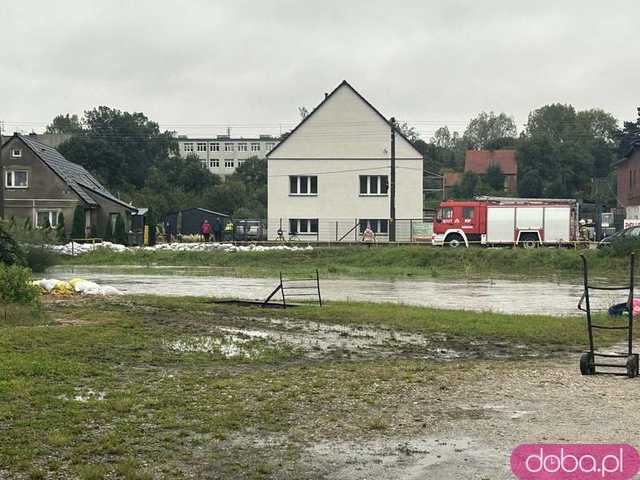 [FOTO, VIDEO] Pszenno walczy ze skutkami ulewy. Ochotnicy rozkładają worki z piaskiem