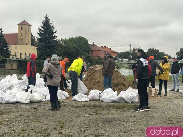 [FOTO, VIDEO] Pszenno walczy ze skutkami ulewy. Ochotnicy rozkładają worki z piaskiem