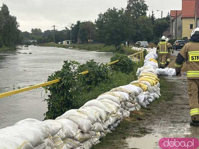 [FOTO, VIDEO] Pszenno walczy ze skutkami ulewy. Ochotnicy rozkładają worki z piaskiem