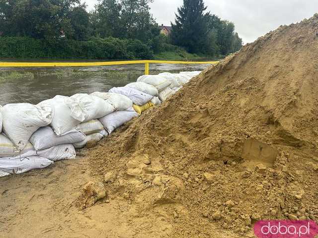 [FOTO, VIDEO] Pszenno walczy ze skutkami ulewy. Ochotnicy rozkładają worki z piaskiem