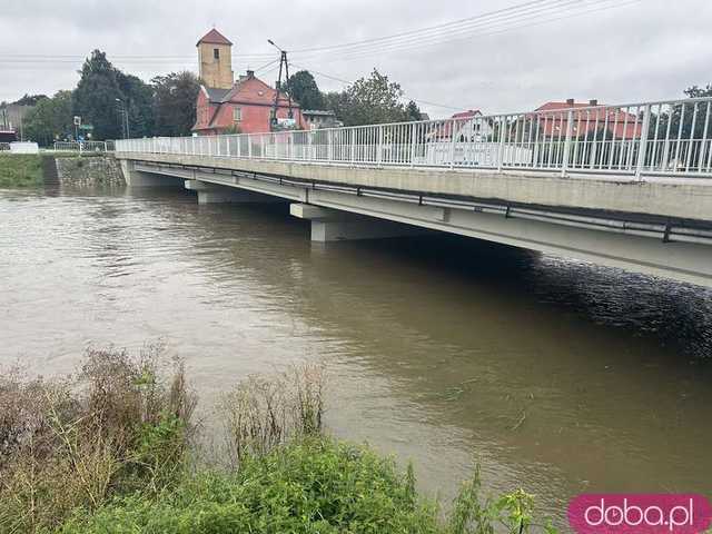 [FOTO, VIDEO] Pszenno walczy ze skutkami ulewy. Ochotnicy rozkładają worki z piaskiem