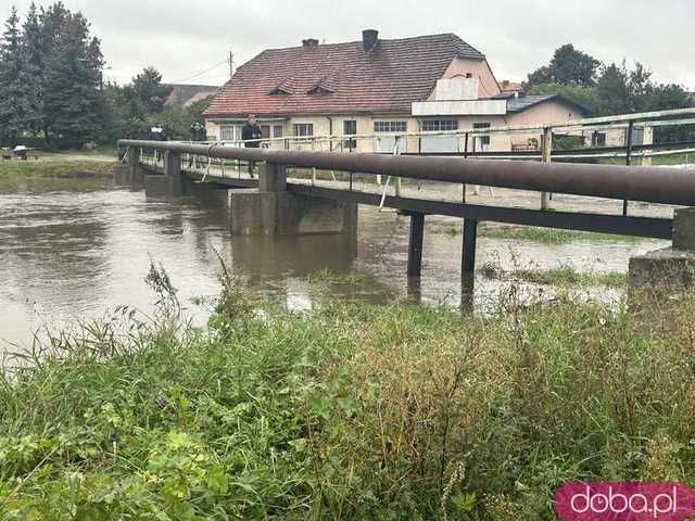 [FOTO, VIDEO] Pszenno walczy ze skutkami ulewy. Ochotnicy rozkładają worki z piaskiem