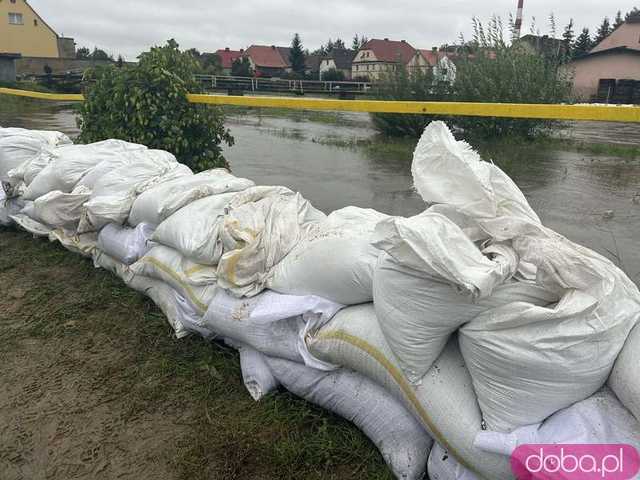 [FOTO, VIDEO] Pszenno walczy ze skutkami ulewy. Ochotnicy rozkładają worki z piaskiem