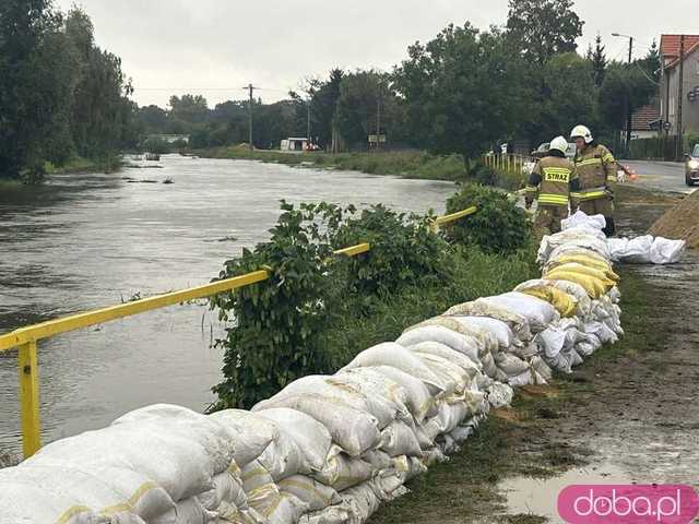 [FOTO, VIDEO] Pszenno walczy ze skutkami ulewy. Ochotnicy rozkładają worki z piaskiem