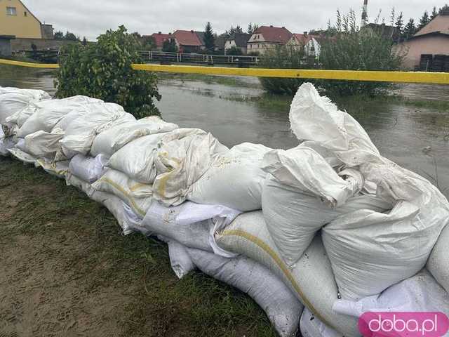[FOTO, VIDEO] Pszenno walczy ze skutkami ulewy. Ochotnicy rozkładają worki z piaskiem