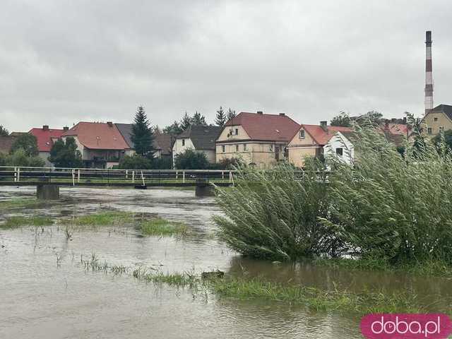 [FOTO, VIDEO] Pszenno walczy ze skutkami ulewy. Ochotnicy rozkładają worki z piaskiem