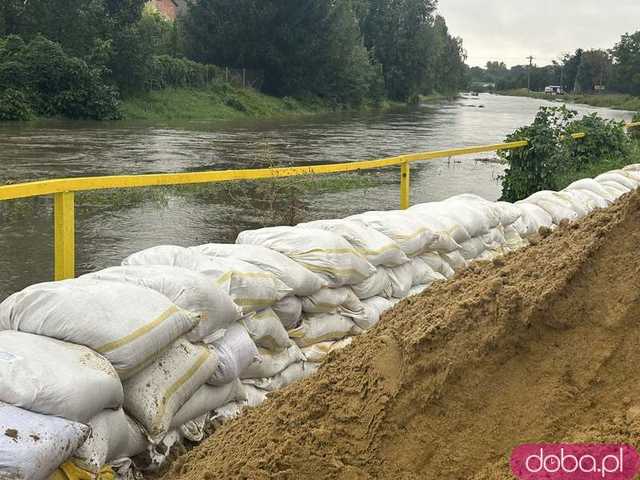 [FOTO, VIDEO] Pszenno walczy ze skutkami ulewy. Ochotnicy rozkładają worki z piaskiem