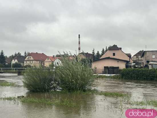 [FOTO, VIDEO] Pszenno walczy ze skutkami ulewy. Ochotnicy rozkładają worki z piaskiem