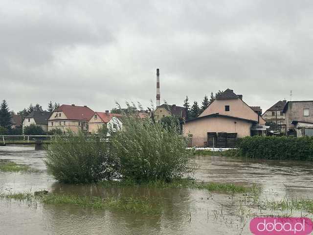[FOTO, VIDEO] Pszenno walczy ze skutkami ulewy. Ochotnicy rozkładają worki z piaskiem