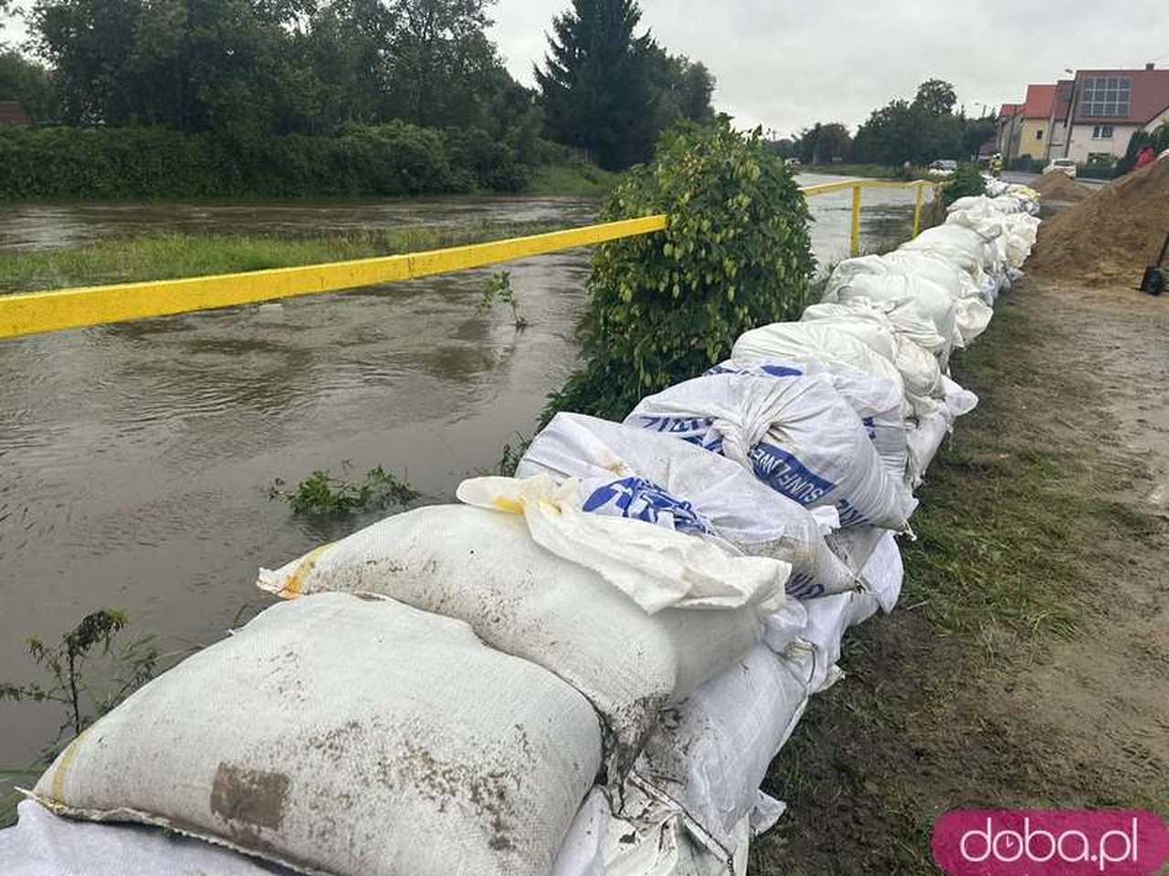 [FOTO, VIDEO] Pszenno walczy ze skutkami ulewy. Ochotnicy rozkładają worki z piaskiem