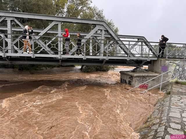 [FOTO] Trwa dramatyczna walka z powodzią. Zalane Kraszowice walczą z żywiołem