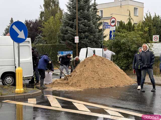 [FOTO] Trwa dramatyczna walka z powodzią. Zalane Kraszowice walczą z żywiołem
