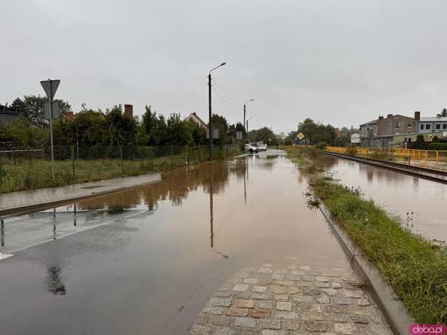 [FOTO] Trwa dramatyczna walka z powodzią. Zalane Kraszowice walczą z żywiołem