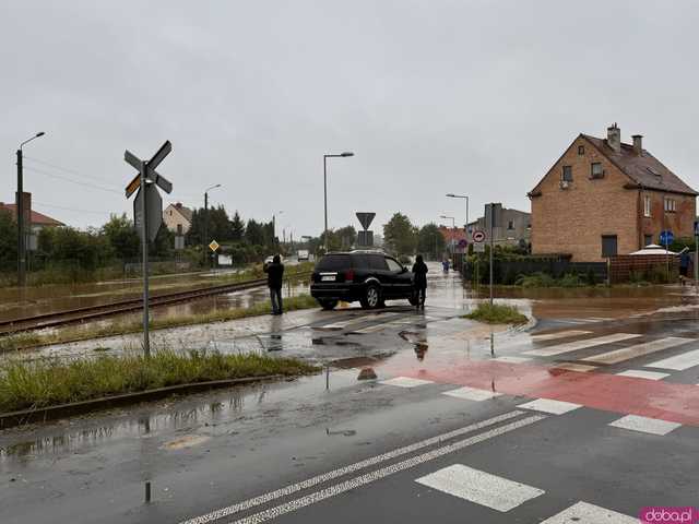 [FOTO] Trwa dramatyczna walka z powodzią. Zalane Kraszowice walczą z żywiołem