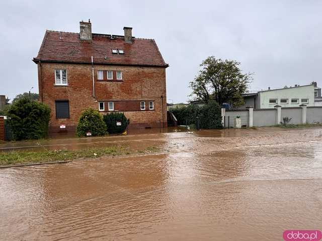 [FOTO] Trwa dramatyczna walka z powodzią. Zalane Kraszowice walczą z żywiołem