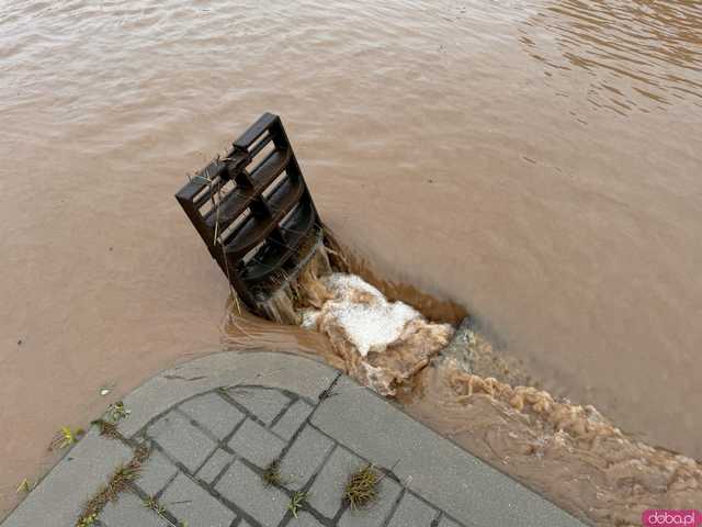 [FOTO] Trwa dramatyczna walka z powodzią. Zalane Kraszowice walczą z żywiołem