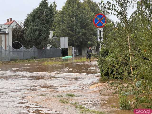 [FOTO] Trwa dramatyczna walka z powodzią. Zalane Kraszowice walczą z żywiołem