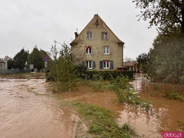 [FOTO] Trwa dramatyczna walka z powodzią. Zalane Kraszowice walczą z żywiołem