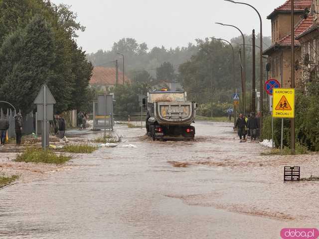 [FOTO] Trwa dramatyczna walka z powodzią. Zalane Kraszowice walczą z żywiołem