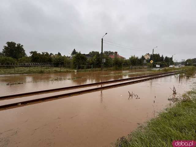 [FOTO] Trwa dramatyczna walka z powodzią. Zalane Kraszowice walczą z żywiołem