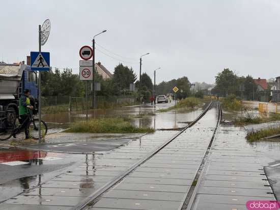 [FOTO] Trwa dramatyczna walka z powodzią. Zalane Kraszowice walczą z żywiołem