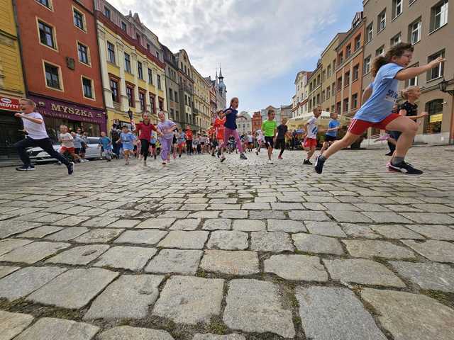 [FOTO] Upamiętnili Orlęta Lwowskie. Trzecia edycja biegu na świdnickim rynku