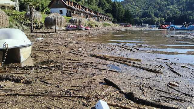 [FOTO, VIDEO] Wzięli sprawy w swoje ręce i posprzątali Jezioro Bystrzyckie