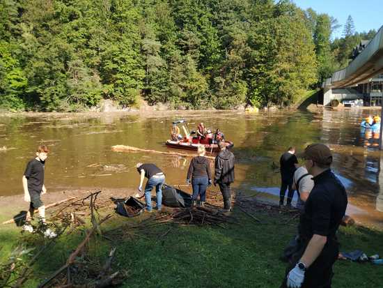 [FOTO, VIDEO] Wzięli sprawy w swoje ręce i posprzątali Jezioro Bystrzyckie