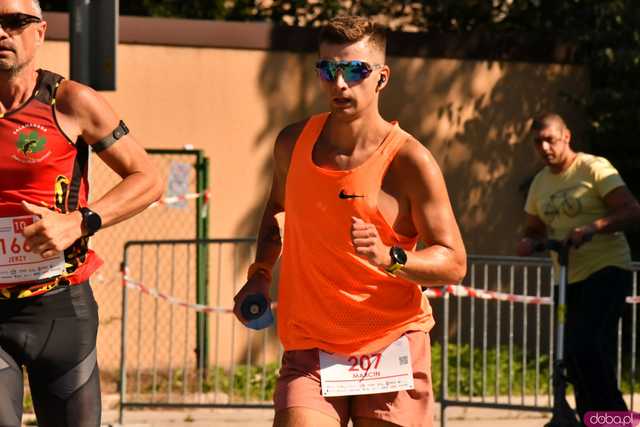 [FOTO] Była moc! Pobiegli ulicami Żarowa w 9. edycji Biegów Strefowych