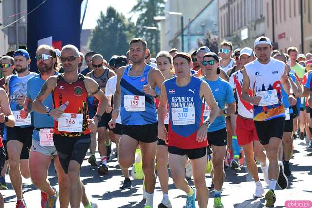 [FOTO] Była moc! Pobiegli ulicami Żarowa w 9. edycji Biegów Strefowych