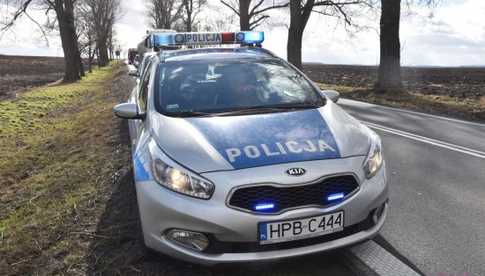 Zderzenie osobówki z autobusem. Jedna osoba nie żyje, dwie są ranne