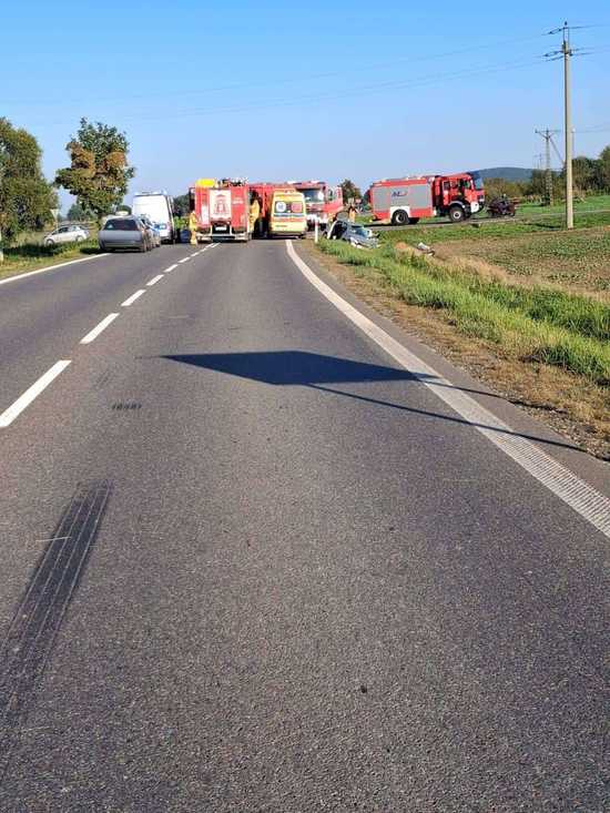 Zderzenie osobówki z autobusem. Jedna osoba nie żyje, dwie są ranne