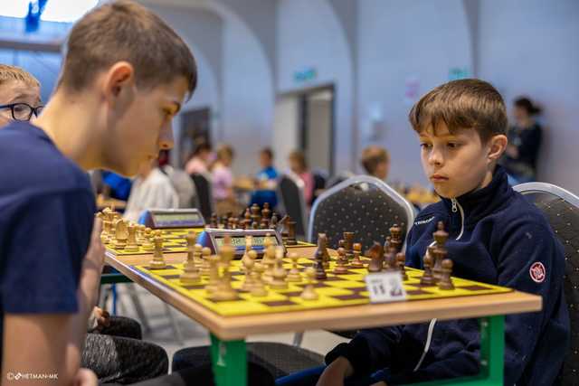 [FOTO] Szachiści opanowali halę sportowo-edukacyjną