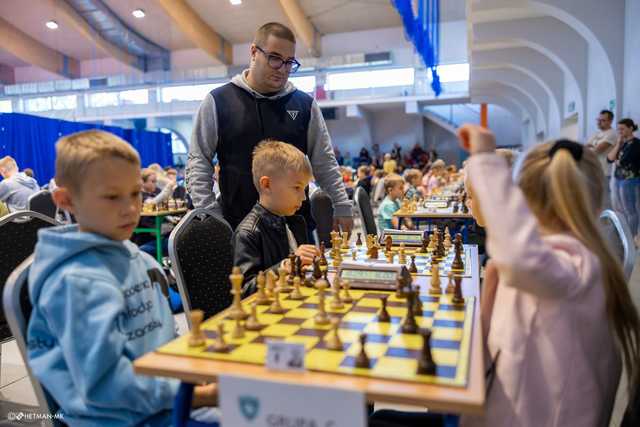 [FOTO] Szachiści opanowali halę sportowo-edukacyjną