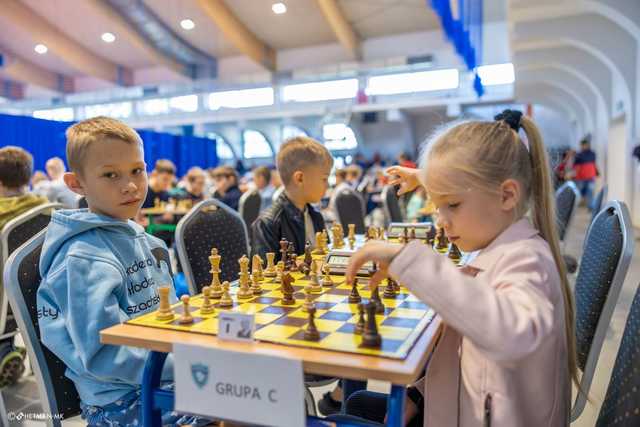 [FOTO] Szachiści opanowali halę sportowo-edukacyjną