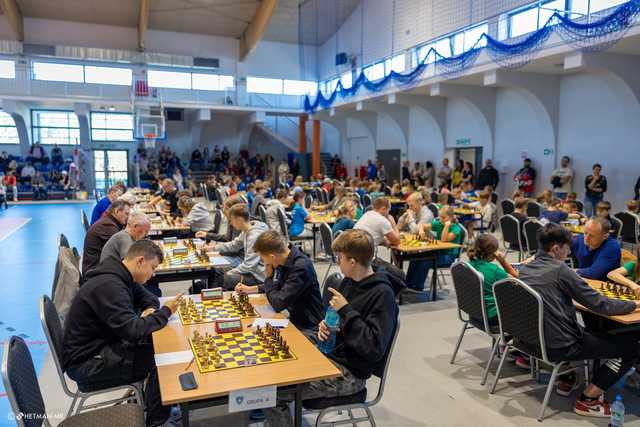 [FOTO] Szachiści opanowali halę sportowo-edukacyjną