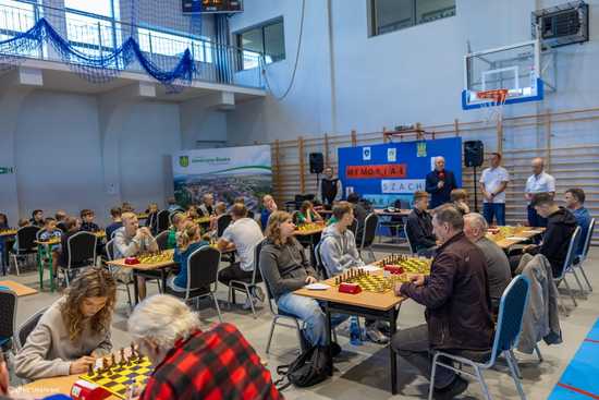 [FOTO] Szachiści opanowali halę sportowo-edukacyjną