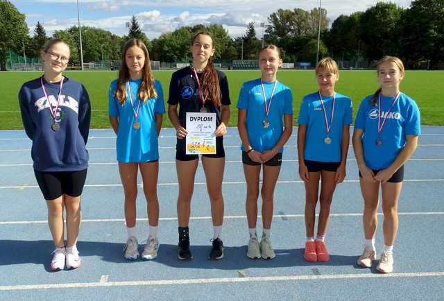 [FOTO] Rywalizowali w Sztafetowych Biegach Przełajowych klas 5-8