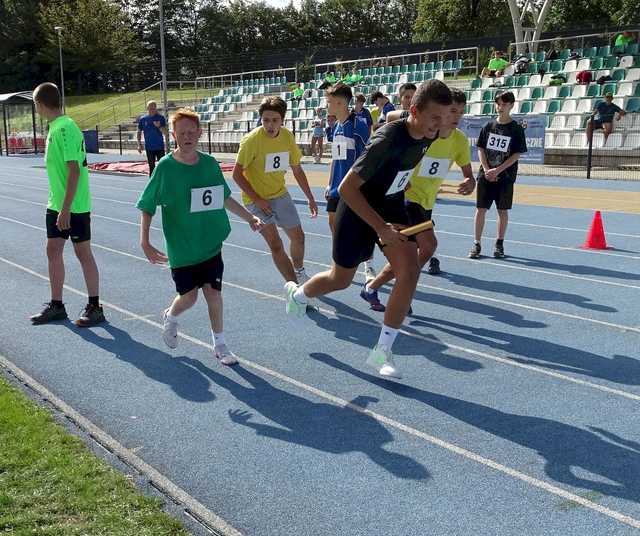 [FOTO] Rywalizowali w Sztafetowych Biegach Przełajowych klas 5-8