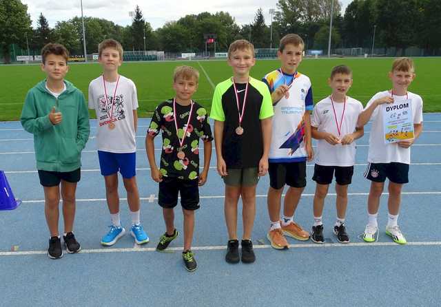 [FOTO] Rywalizowali w Sztafetowych Biegach Przełajowych klas 5-8