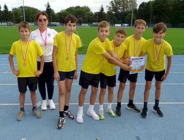 [FOTO] Rywalizowali w Sztafetowych Biegach Przełajowych klas 5-8