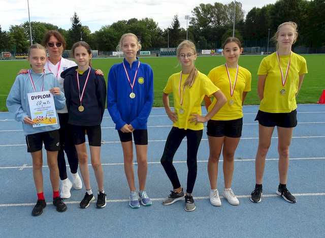 [FOTO] Rywalizowali w Sztafetowych Biegach Przełajowych klas 5-8