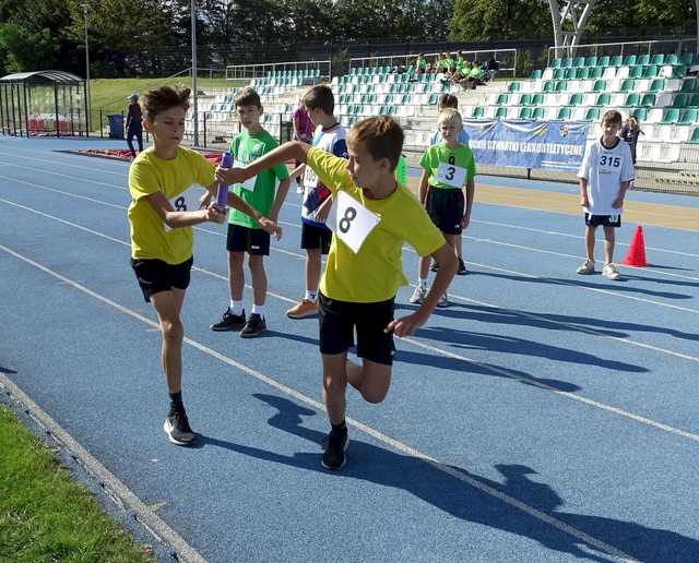 [FOTO] Rywalizowali w Sztafetowych Biegach Przełajowych klas 5-8