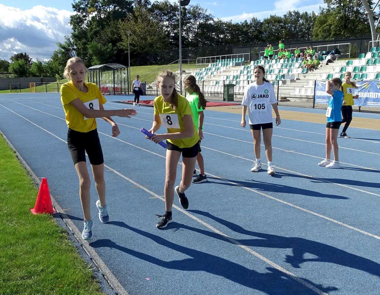 [FOTO] Rywalizowali w Sztafetowych Biegach Przełajowych klas 5-8